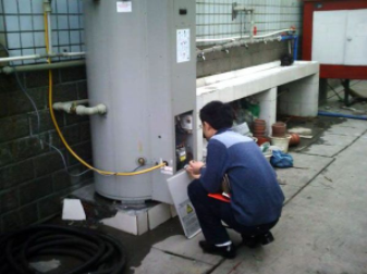重庆HG皇冠手机官网|中国有限公司官网螺杆水冷机组维修案例分析